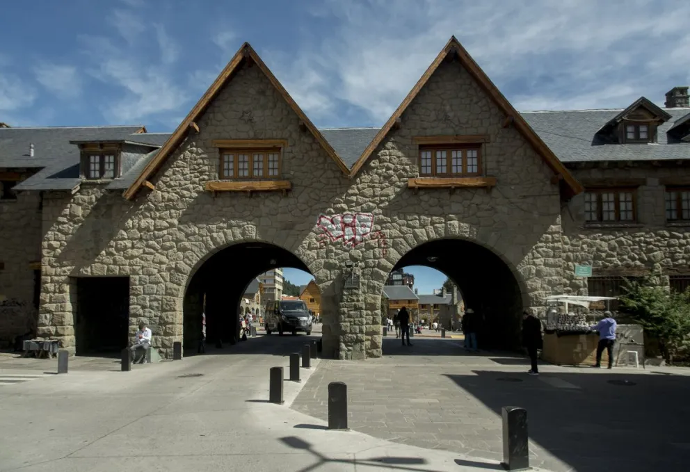 Polémica por un grafiti que dejaron en el Centro Cívico