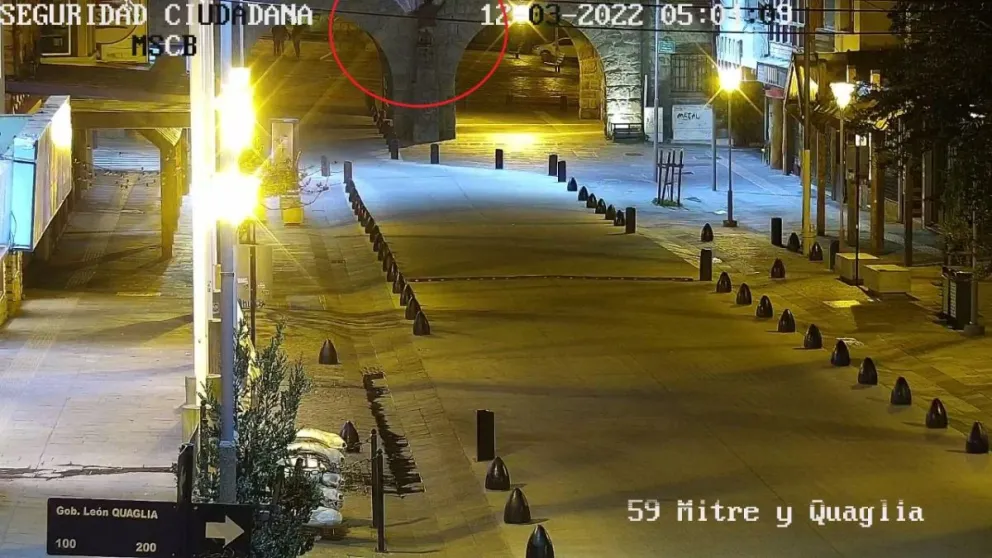 Video: Así quedó registrado por las cámaras cuando grafitearon los arcos