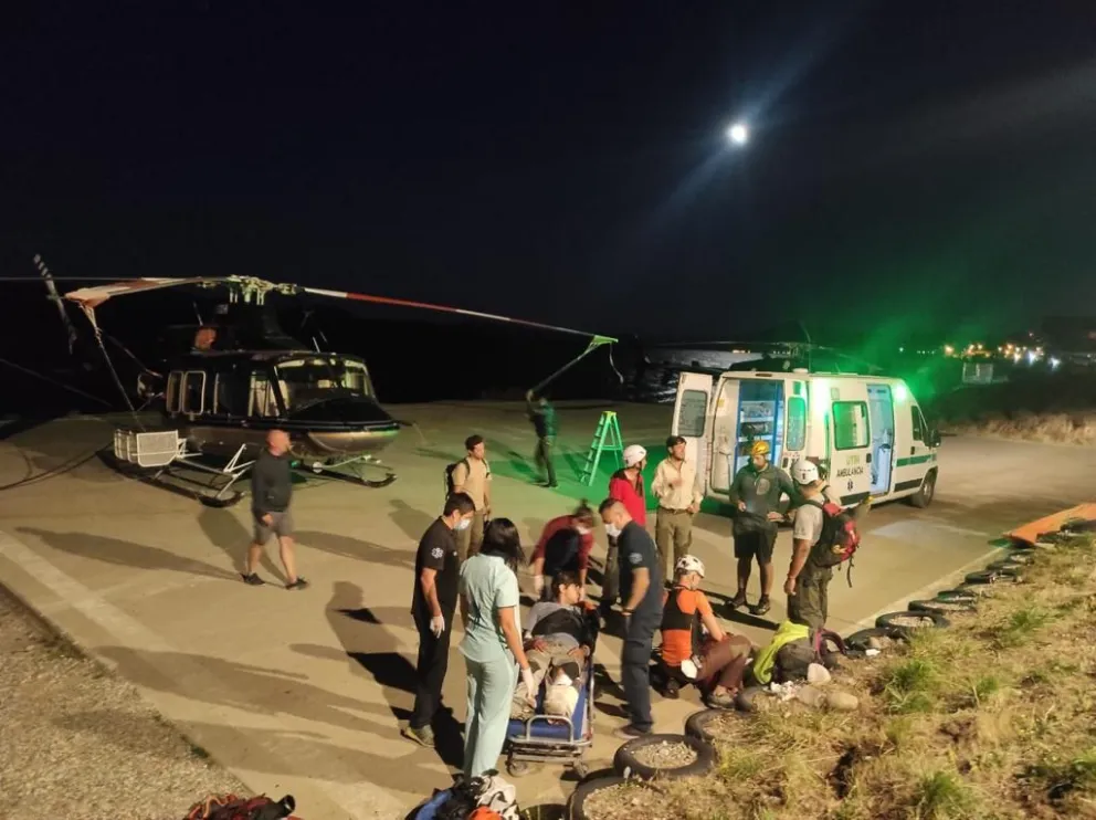 Casi de noche, pudieron rescatar a un montañista que estaba gravemenete herido