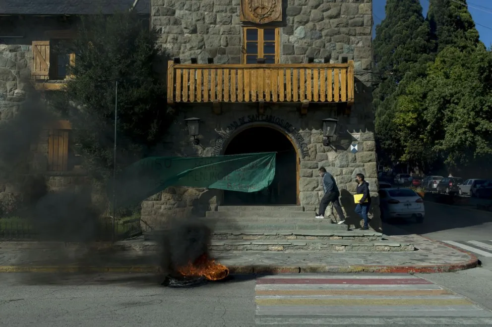 Reclamo y quema de neumáticos en la puerta del Municipio