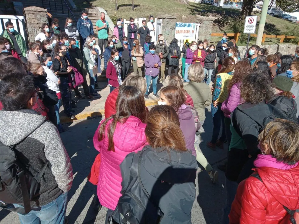 Trabajadores de la salud paran por 48 horas y reclaman frente al hospital