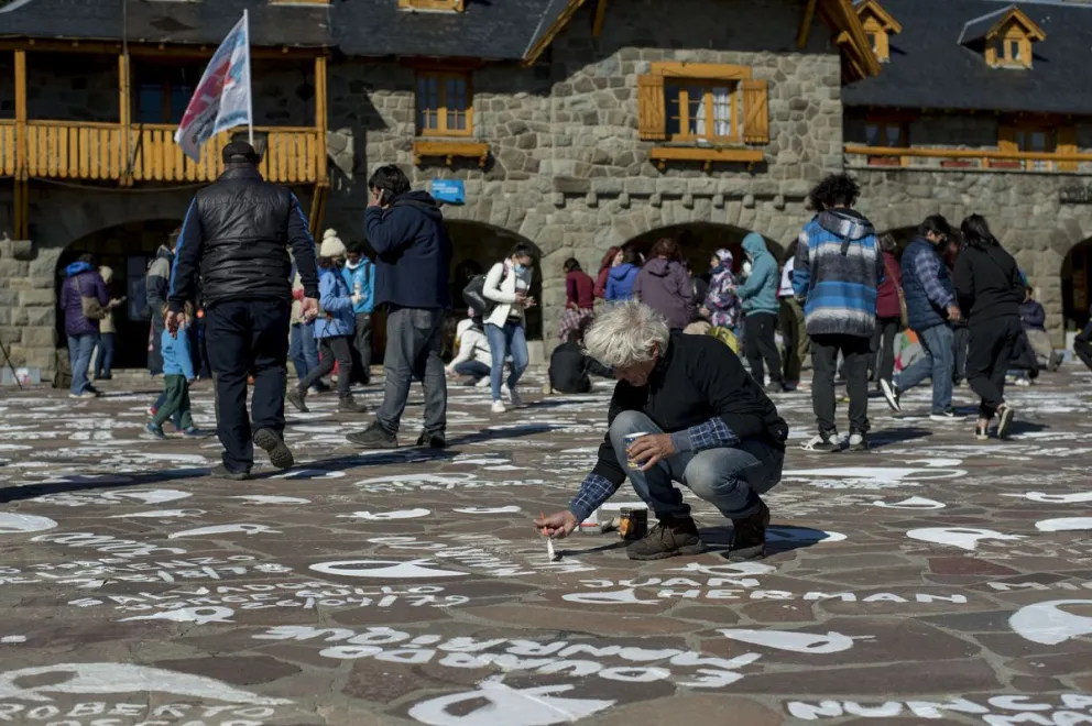 #24M: Se repintaron los pañuelos en el Centro Cívico