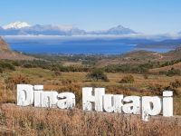 Dina Huapi ya tiene sus carteles con letras gigantes 