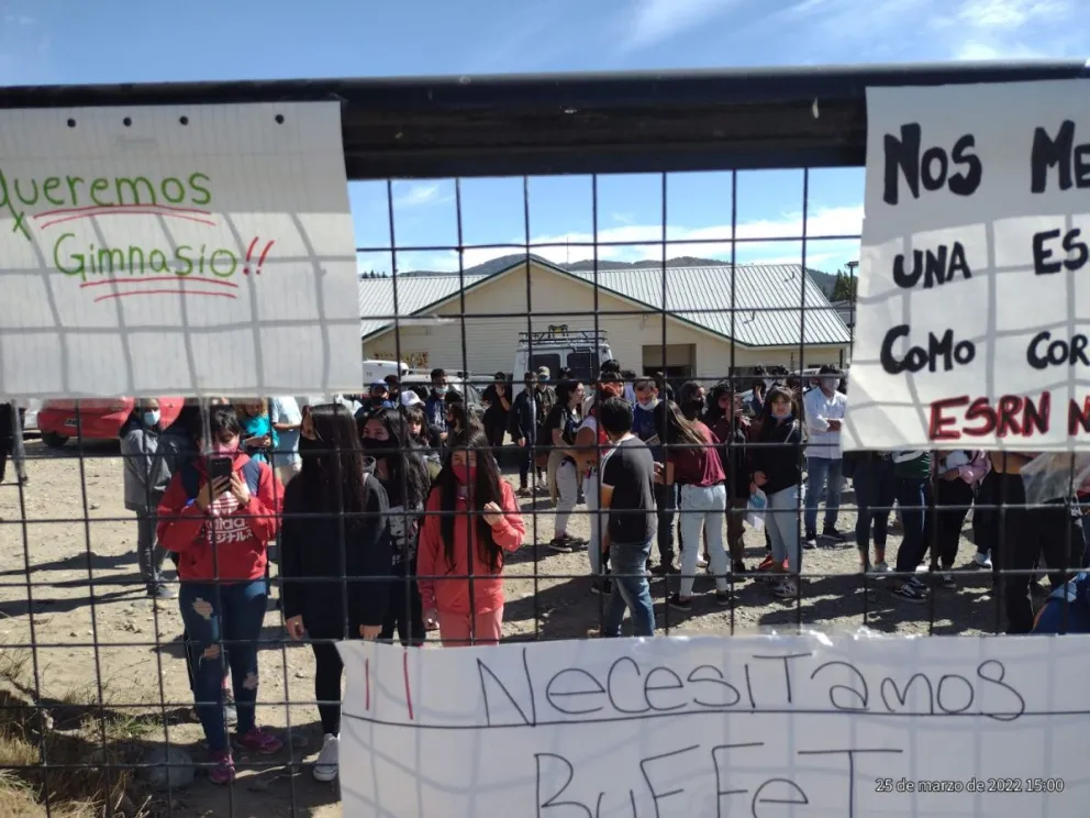 Estudiantes de la ESRN 33 llevaron su reclamo a la calle