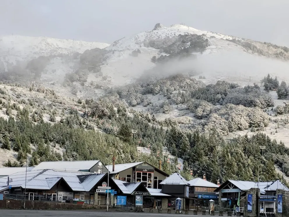 Las montañas amanecieron cubiertas de nieve
