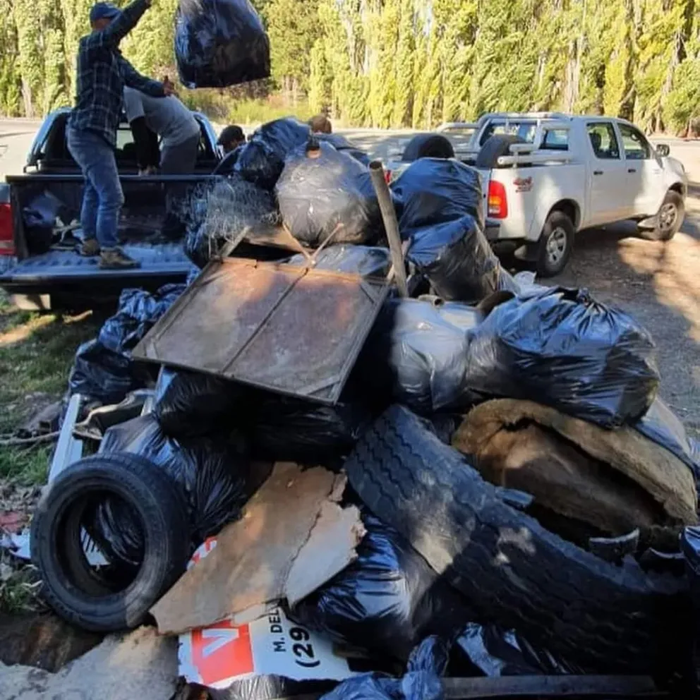 Limpiaron el Limay y se encontraron con gran cantidad de residuos a la vera del río