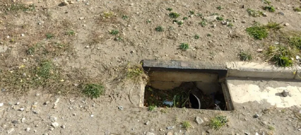 Advierten el robo de rejillas en pluviales de los barrios