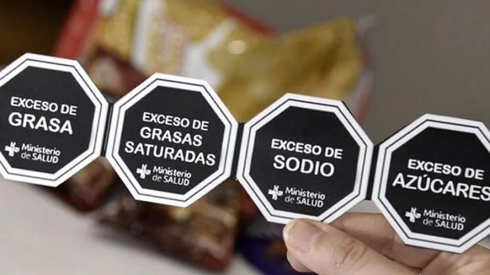 Lanzan calculadora para saber qué alimentos tendrán sellos negros de advertencia