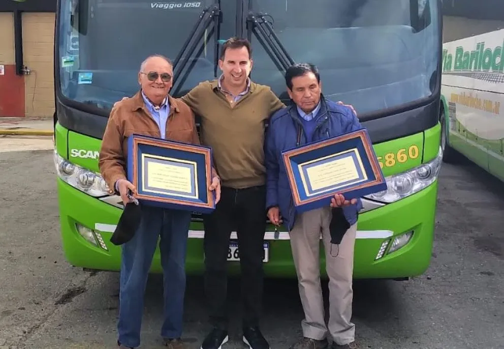 Vía Bariloche reconoció la trayectoria de dos choferes de la empresa