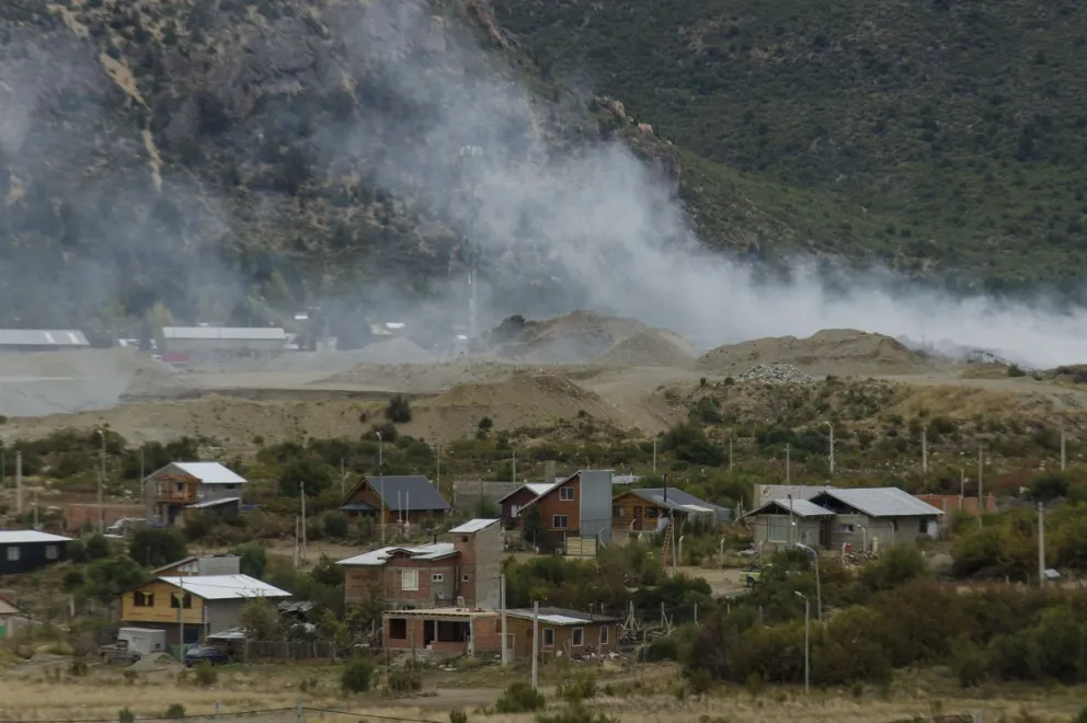 Otro incendio en el vertedero complica a los vecinos de barrios aledaños