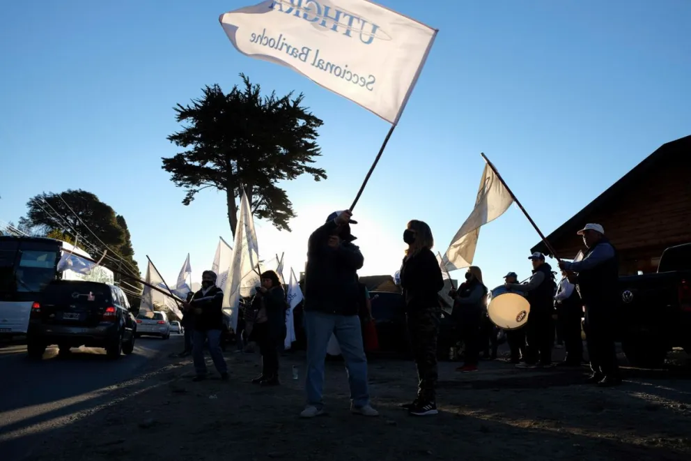 Gastronómicos vuelven a la calle y reclaman en Bustillo