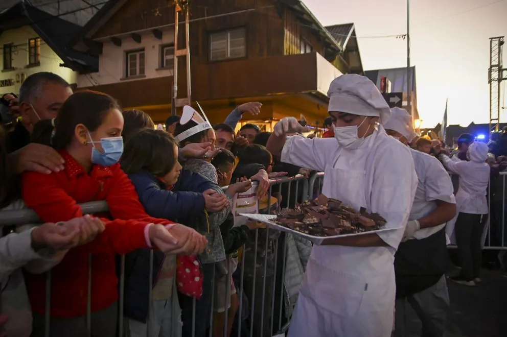 Miles de vecinos y turistas disfrutaron de la barra de chocolate Más larga del Mundo