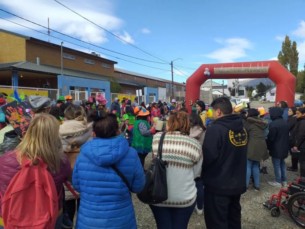 A pura murga y baile, el Jardín 52 celebró sus 30 años