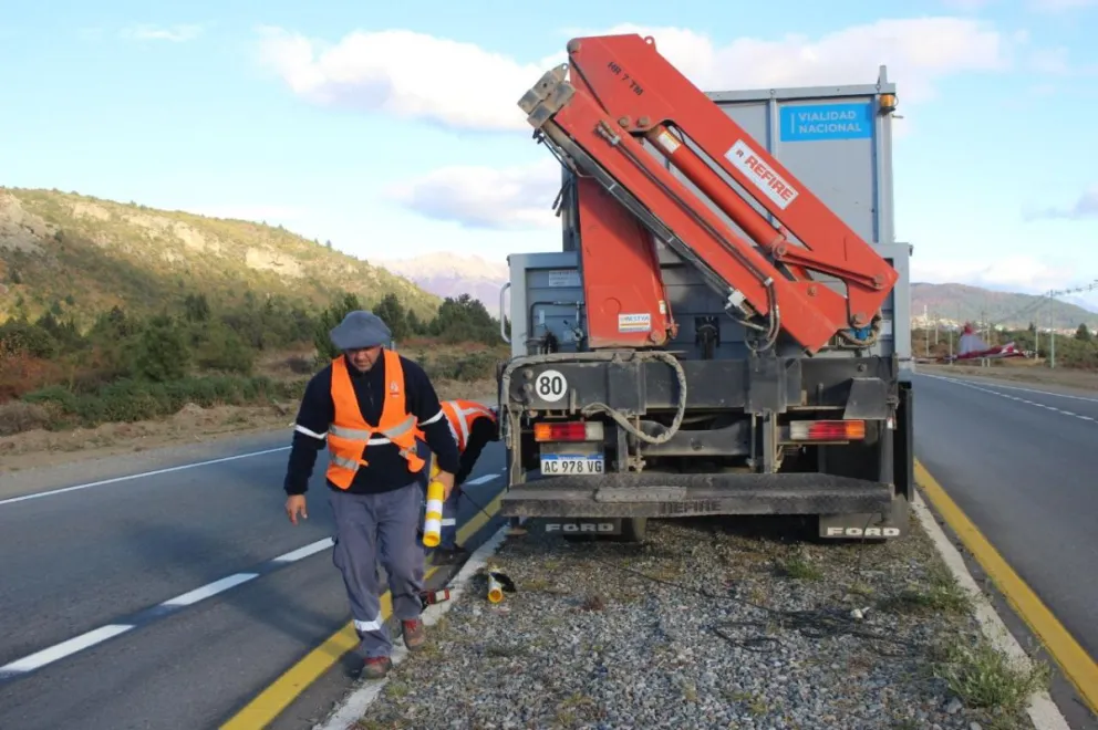 Trabajan en el señalamiento de la ruta 40