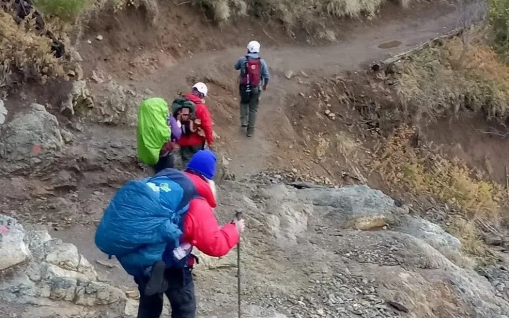 Tuvieron que socorrer a tres turistas extranjeros perdidos en la senda al refugio Frey