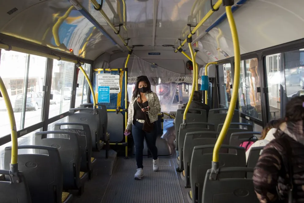 Atacaron a piedrazos una unidad de Mi Bus y una mujer resultó herida