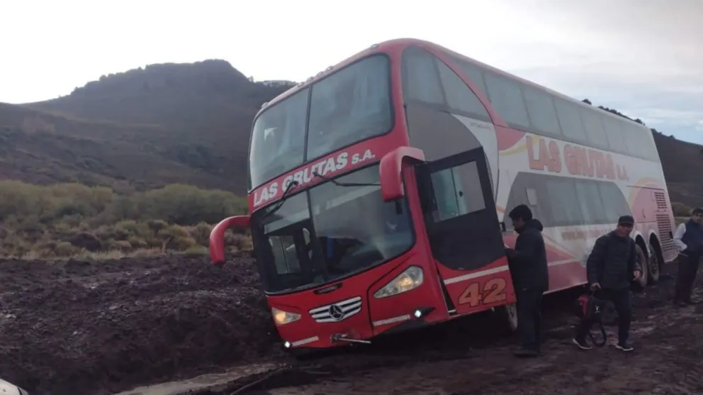 Un micro quedó encajado en ruta 23