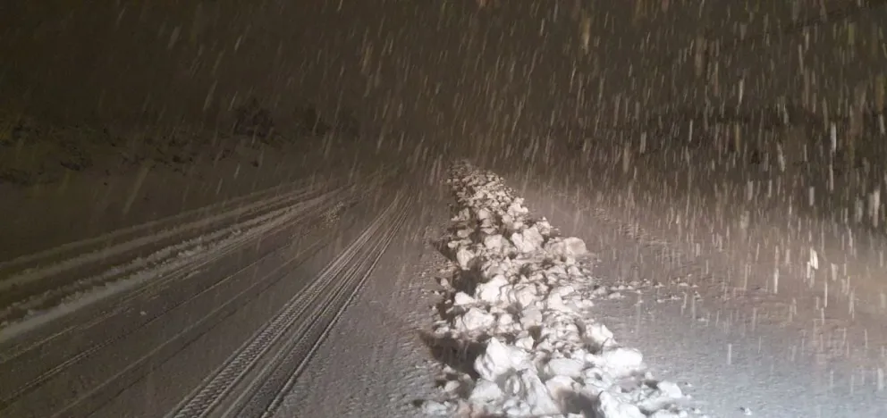 La ruta 40 presenta baja adherencia y acumulación de nieve