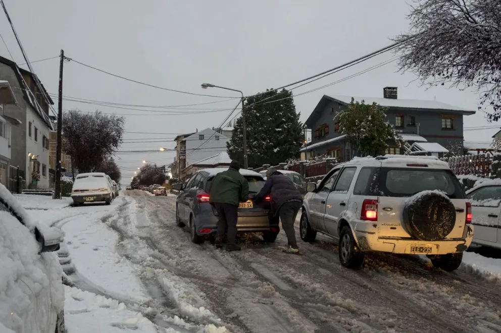 Video: La nieve cayó fuerte en la ciudad y se complicó el tránsito
