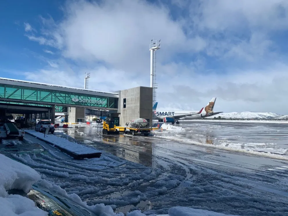 Aterrizar en medio de la nieve: así fue la mañana en el aeropuerto local