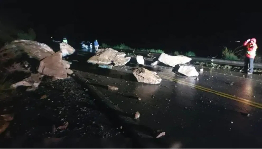 Hubo una avalancha de piedras en la ruta de Siete Lagos