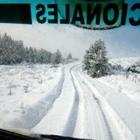 Queda mucha acumulación de nieve en caminos y sendas