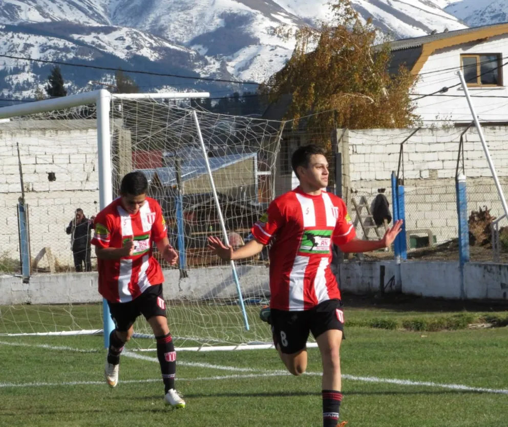 Estudiantes se hizo fuerte en el Municipal y sacó medio boleto a la final