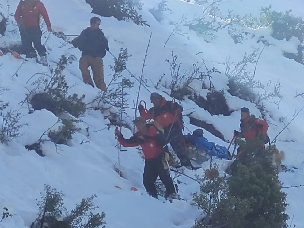 Practicaba esquí de travesía, se accidentó y tuvo que ser socorrida