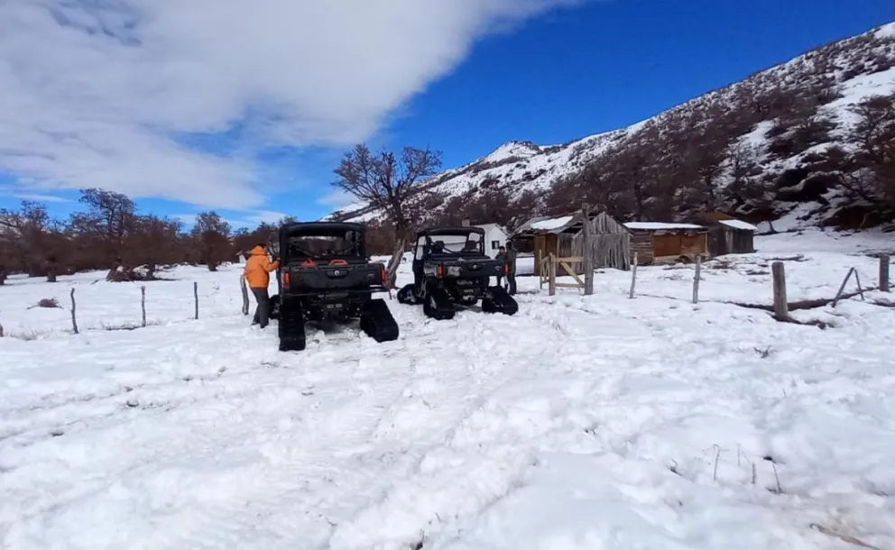 Tras días de trabajo, lograron llegar a los puesteros aislados por la nieve
