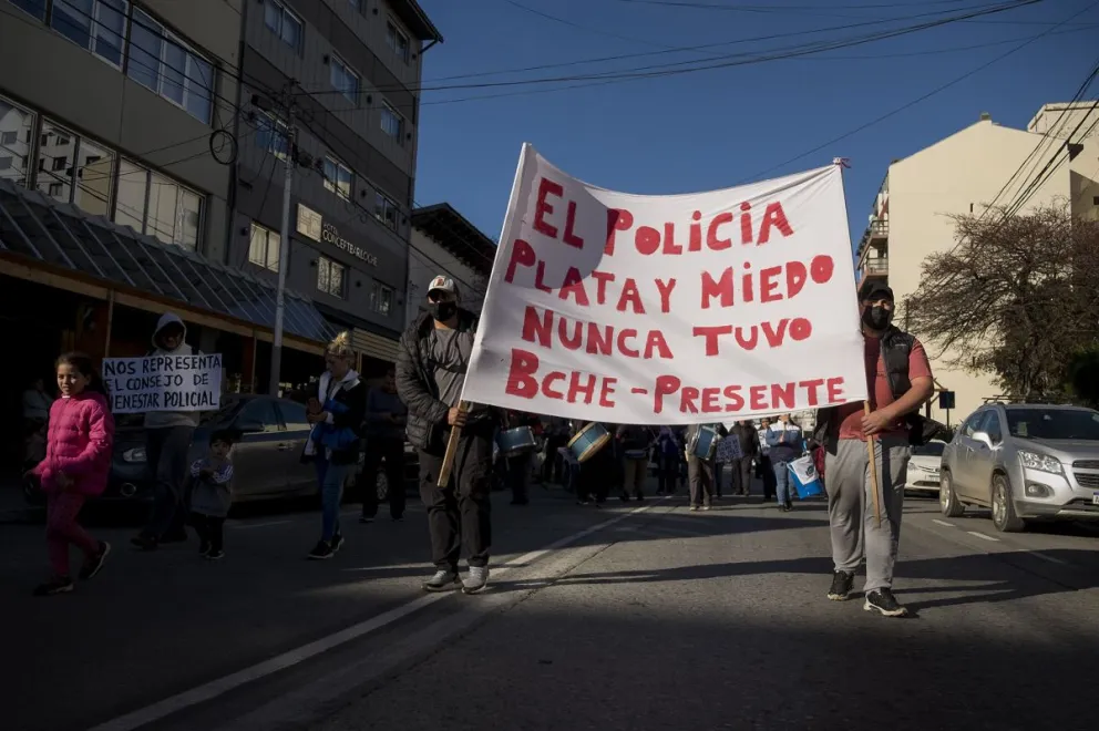 Policías reclaman mejoras salariales en el centro de Bariloche
