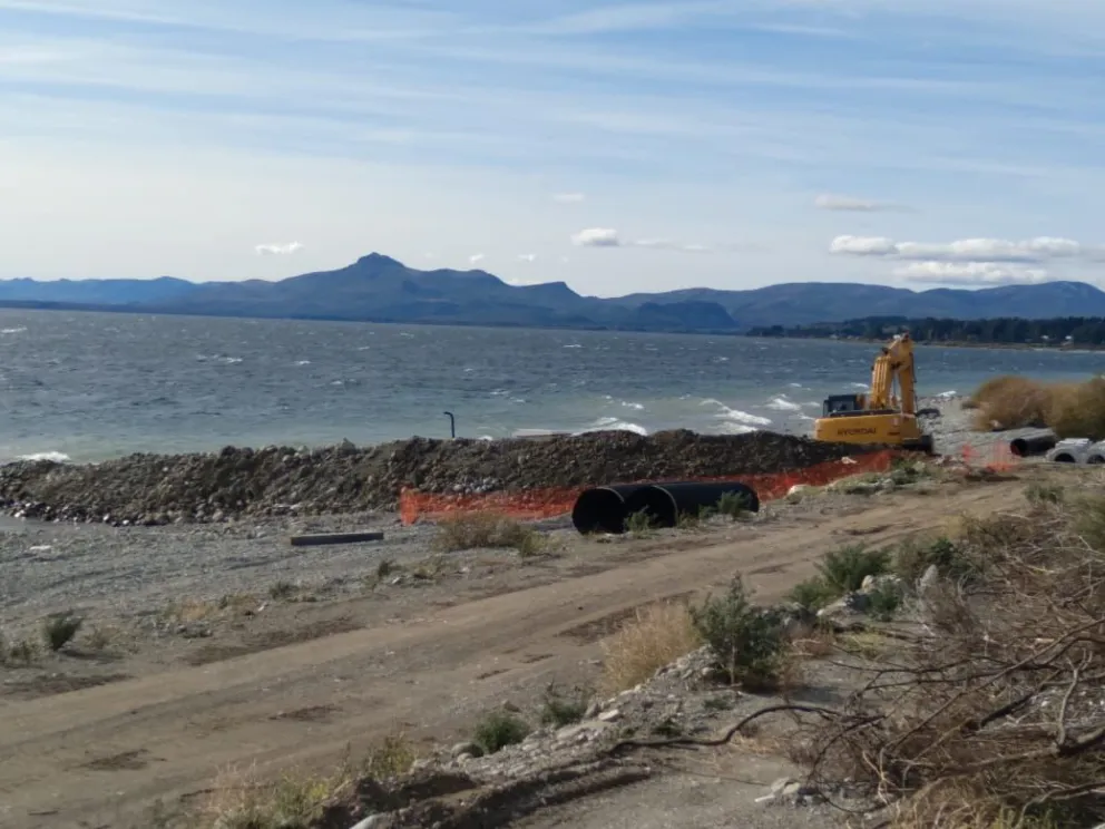Preocupación de vecinos por un nuevo “caño de rebalse” en el lago