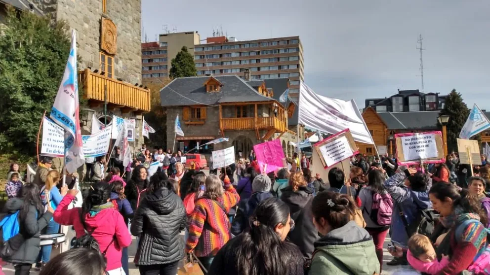 Cientos de docentes marcharon en Bariloche durante la primer jornada de paro