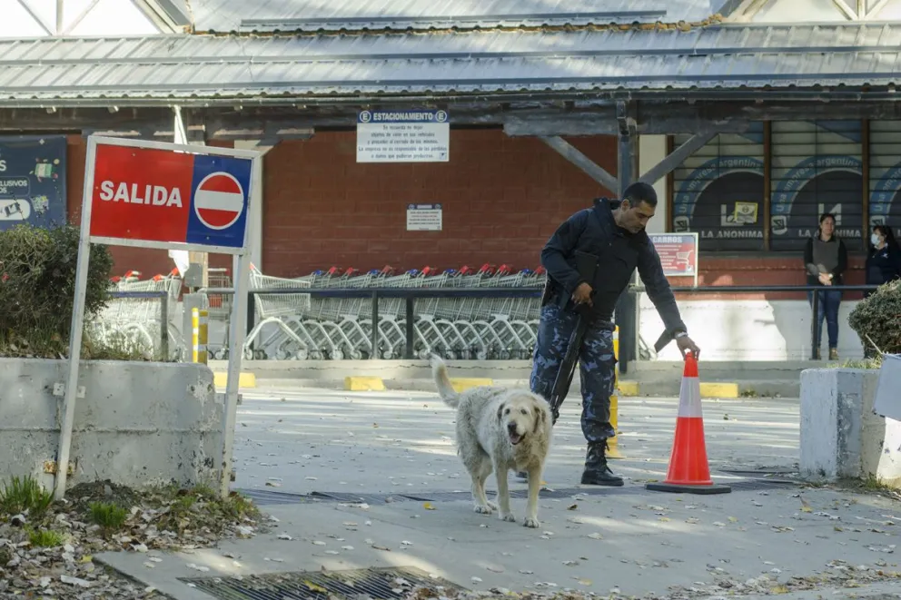 Asesinaron a un joven en el estacionamiento de un supermercado